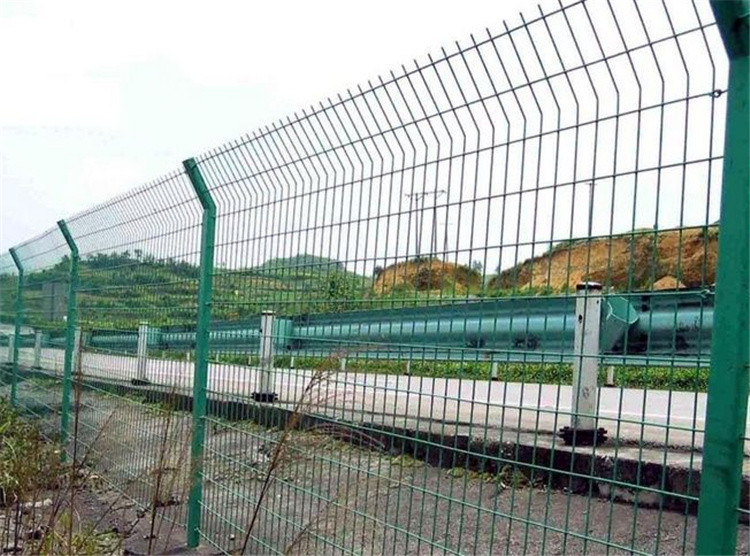 雙邊絲護欄網(wǎng)施工時 應該注意的問題？